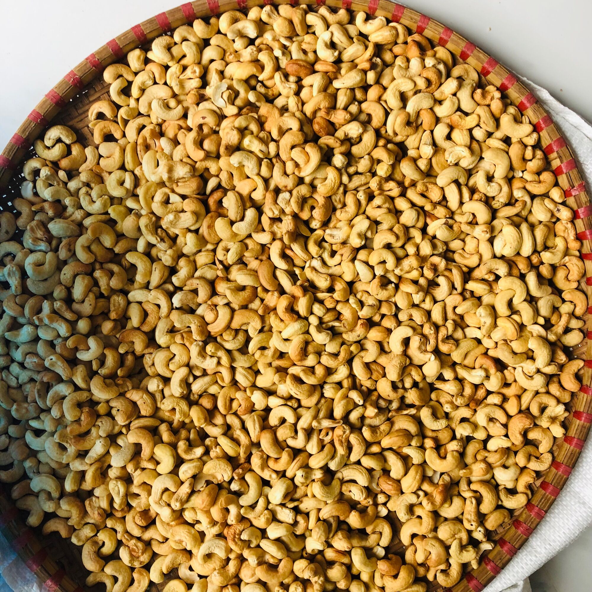 500gr Điều Việt nguyên hạt sạch lụa sấy giòn thơm ngon ngọt vị món ăn vặt dinh dưỡng phù hợp cho người ăn chay ăn kiêng có hai vị: rang mộc và tỏi ớt - ready to eat 500gr off skin roasted without salt vietnamese cashew whole nuts