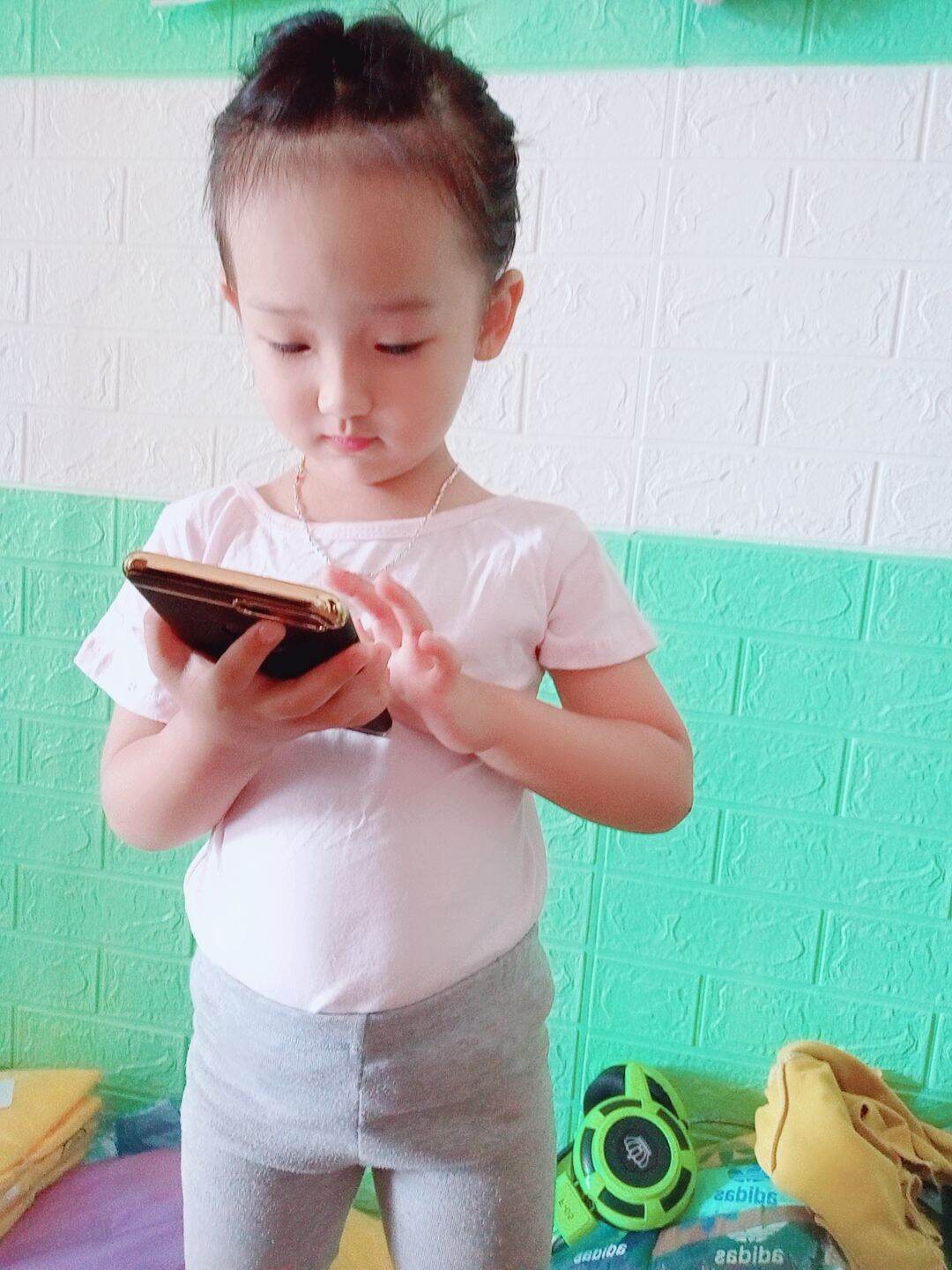 Áo thun nơ lưng bé gái