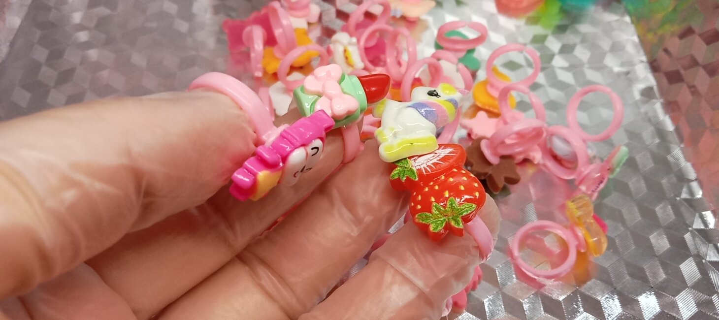 Set Nhẫn Nhựa charm siêu cute (10 nhẫn /set các bé sẽ có 10 kiểu charm xinh khác nhau...)