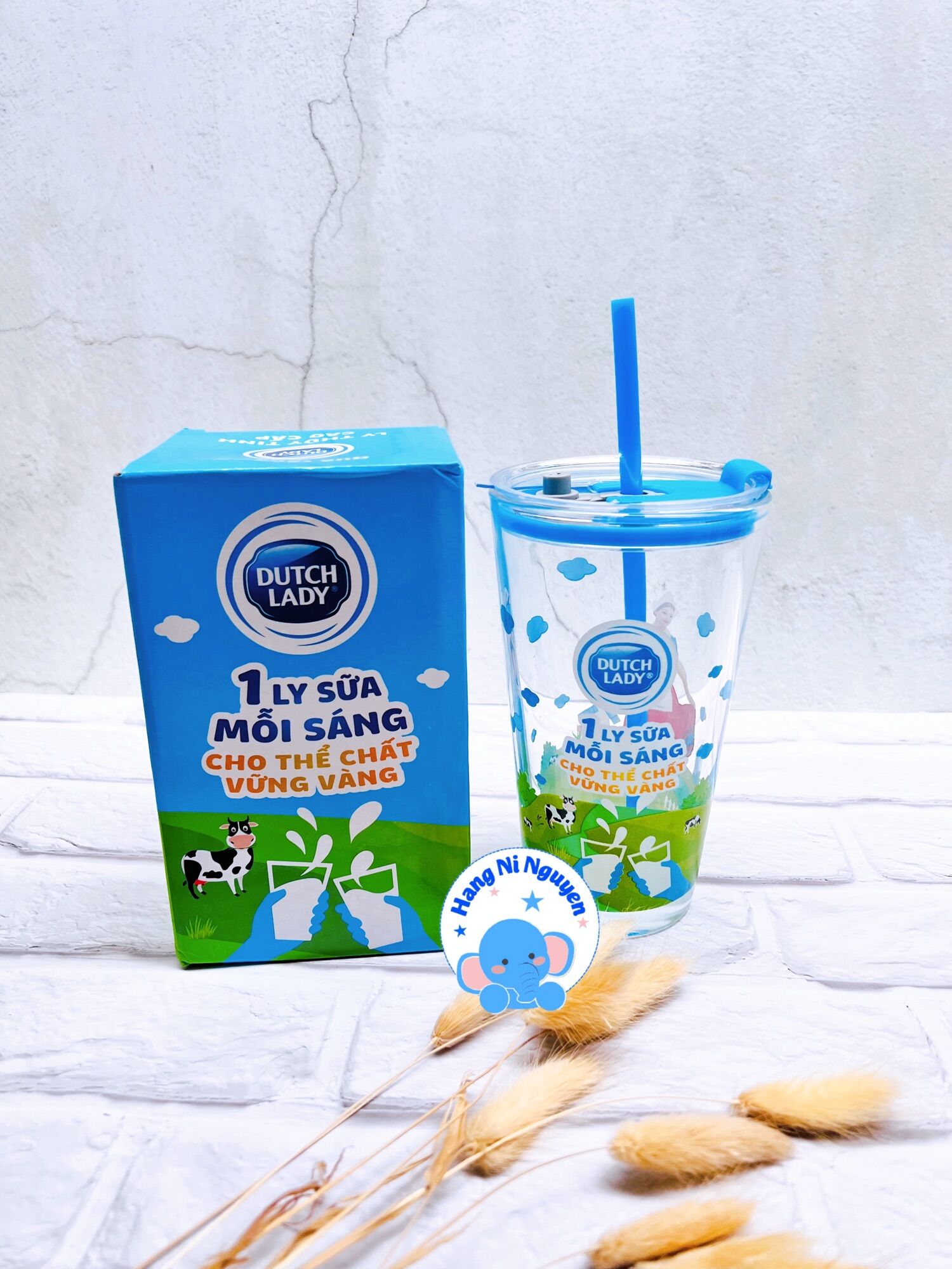 Ly thuỷ tinh kèm nắp và ống hút