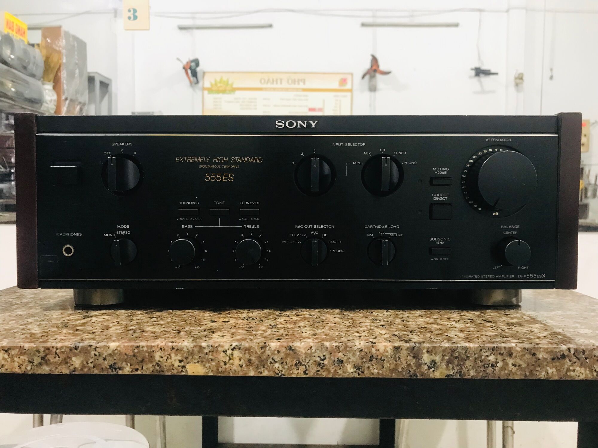 Freeship amply sony ta-f555esx máy chạy 8 sò than công xuất 310w máy nặng 27kg.