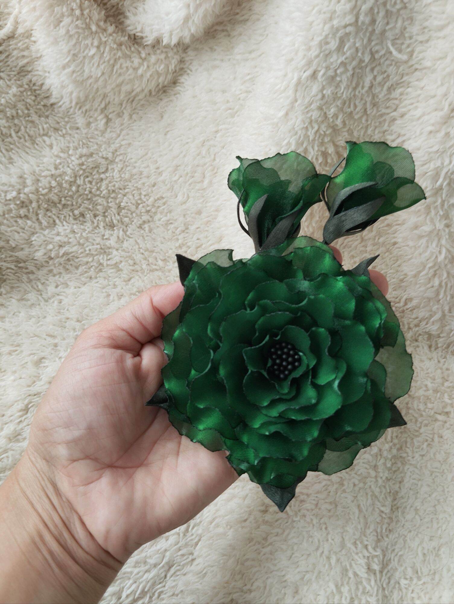 Hoa cài áo Canto handmade màu xanh lá đậm