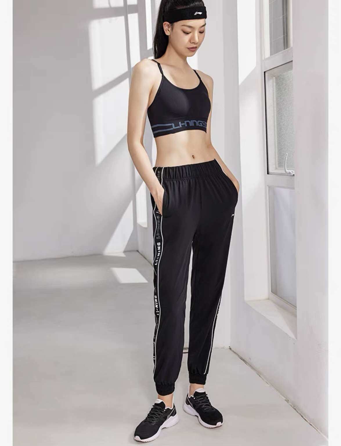 Quần gió nữ Lining AYKR136