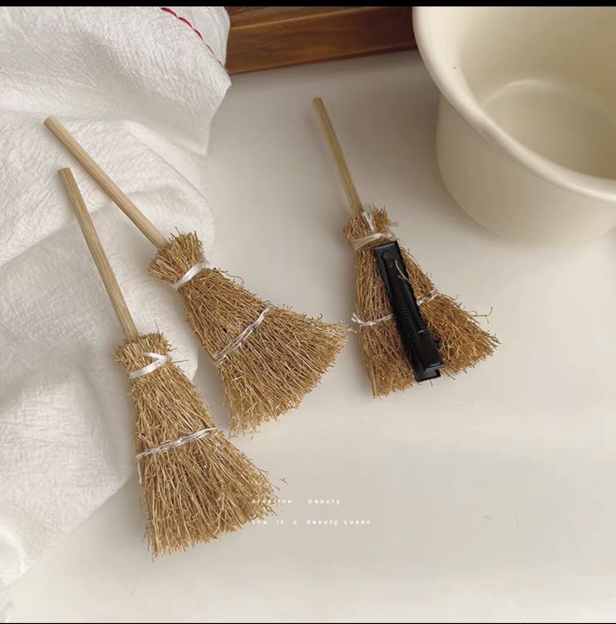 Kẹp tóc hình chổi rơm