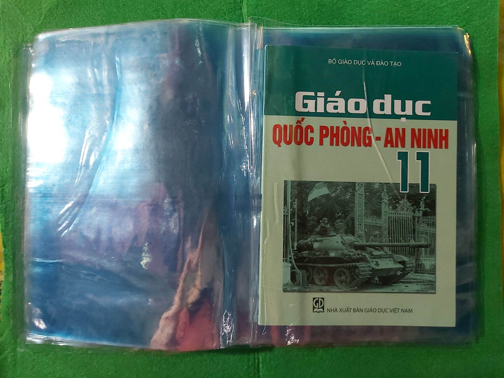 Dịch vụ đóng sách, bọc bìa bộ sách giáo khoa lớp 11 gồm 13 cuốn bằng bìa plastic cao cấp, dẻo, trong suốt