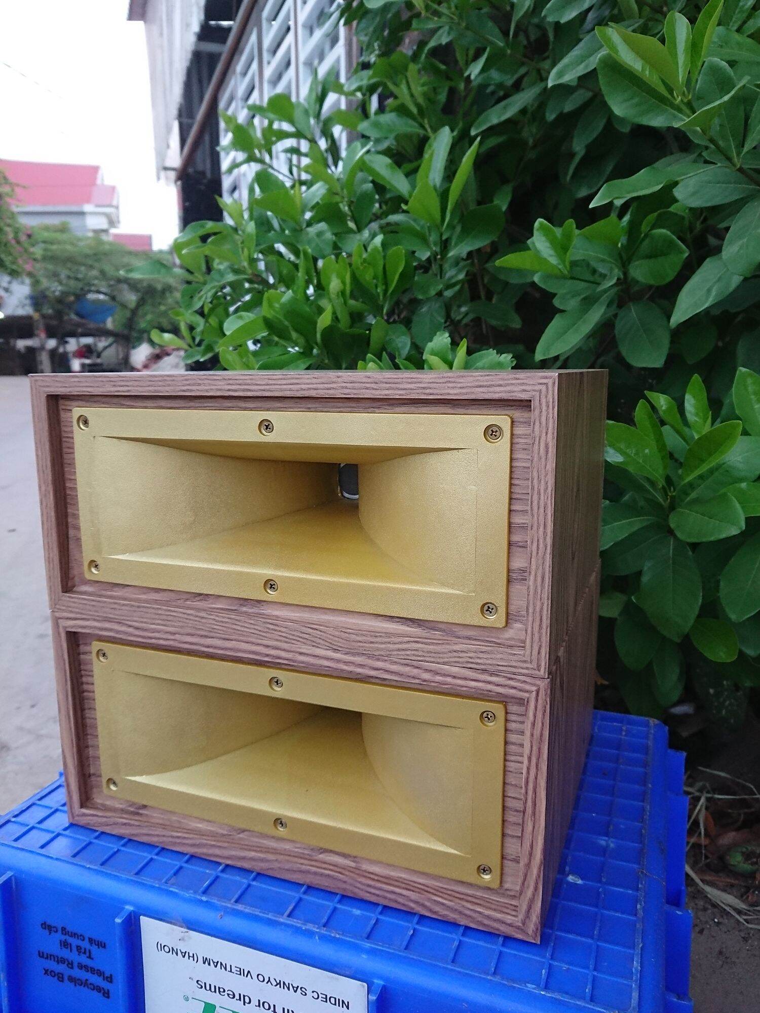 Loa trép kèn vỏ gỗmẫu mới siêu đẹp lắp đầy đủ phân tần và hộp gỗ rất sang trọng ...công suất lớn âm thanh mạnh mẽ sắc nét có thể phối ghép được với tất cả các dòng loa nghe nhạc và karaoke
Giá rất tốt tới tay người dùng
Giá