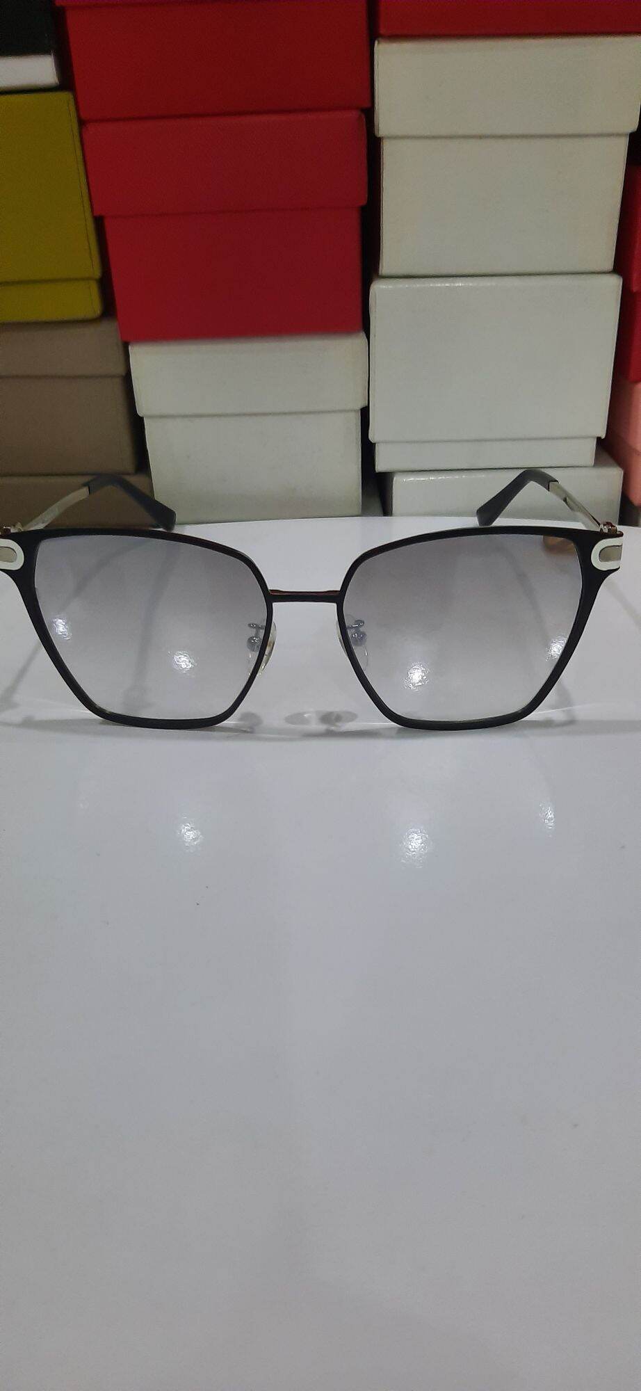 Kính si hiệu Ferragamo
