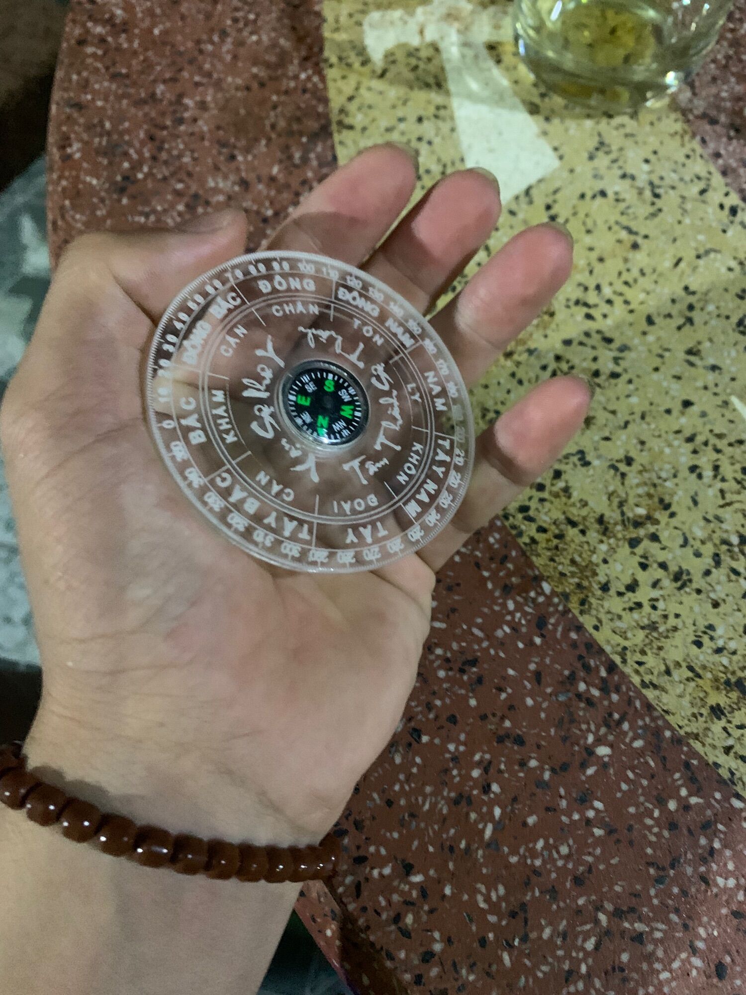 La bàn phong thủy mini cực kỳ tiện lợi nhỏ gọn cầm tay. độc đáo