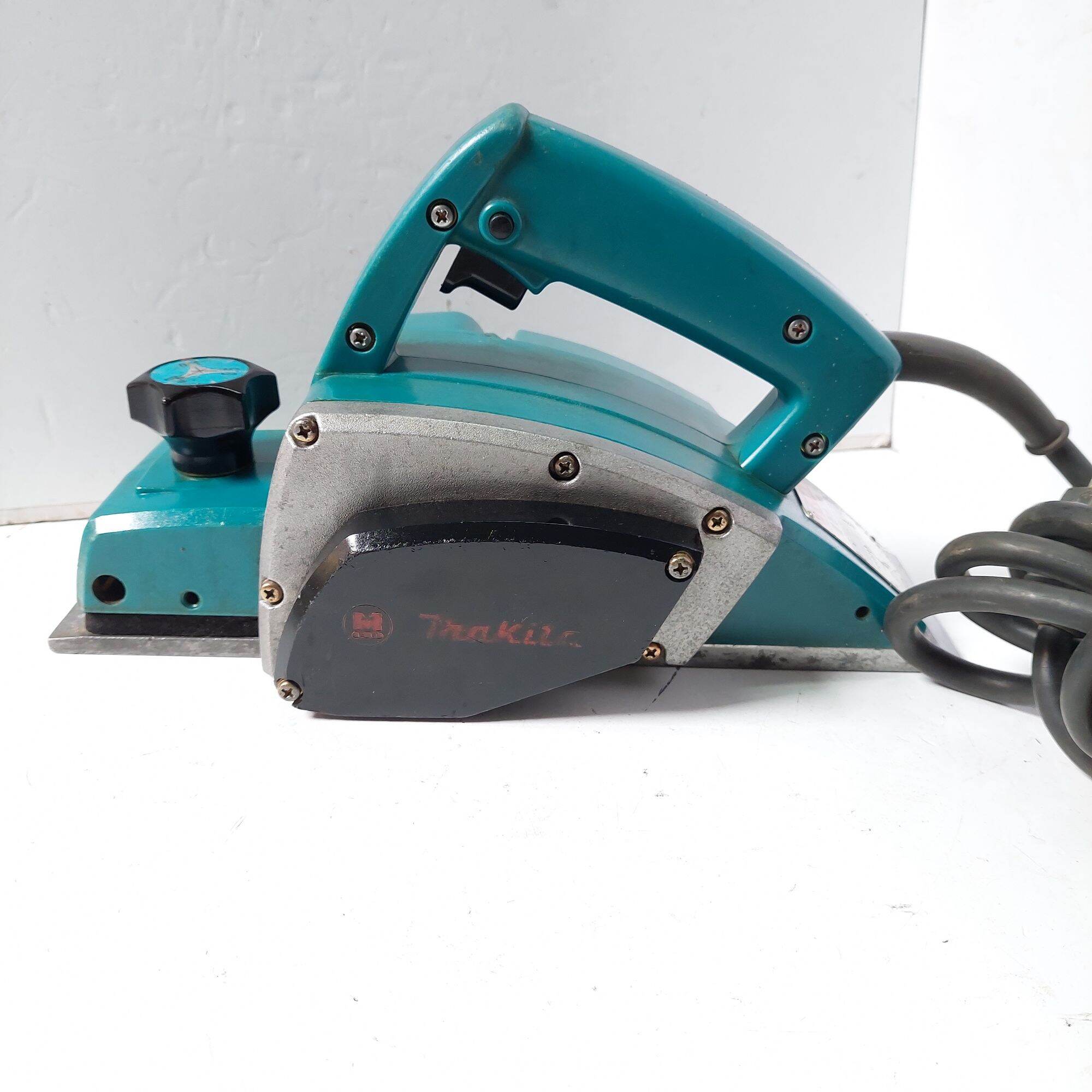 Máy bào makita nhật điện 100v lưỡi 82mm