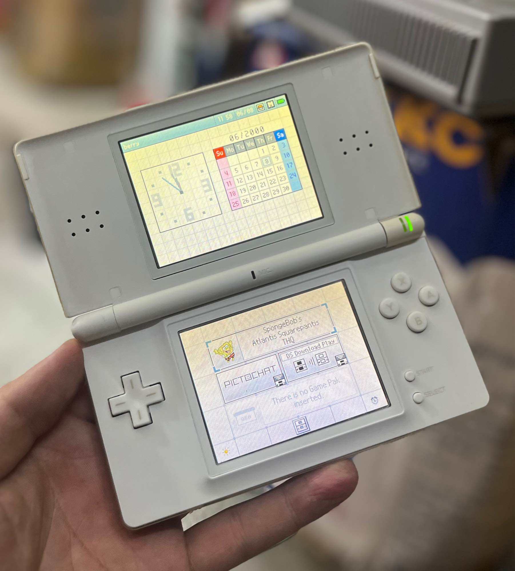 Máy chơi game Nintendo DS lite + thẻ R4 80 trò (nhiều trò Pokemon) màu ngẫu nhiên Giá  1,500,000 Đồng*Miễn phí vận chuyển