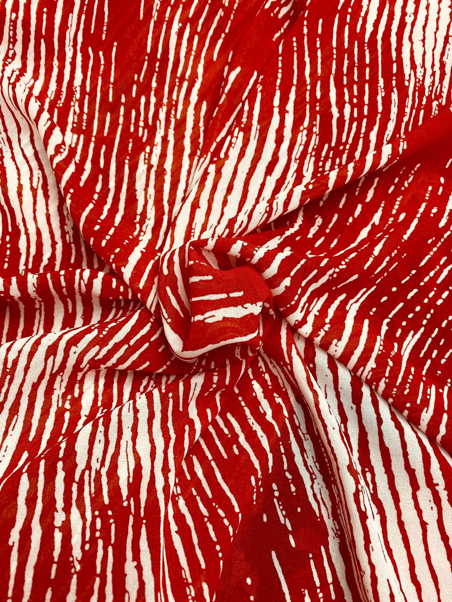 Vải voan chiffon đỏ hoạ tiết lập thể ML22108
