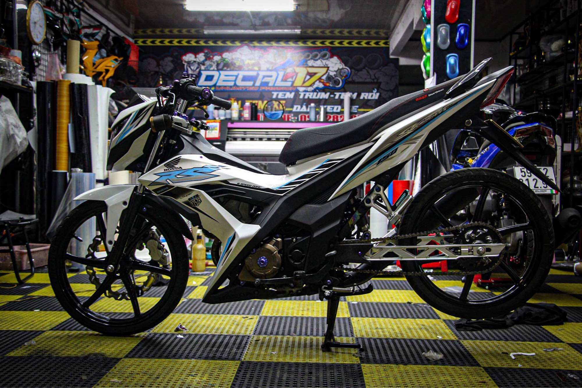 Tem sonic RS xanh dương cho xe trắng