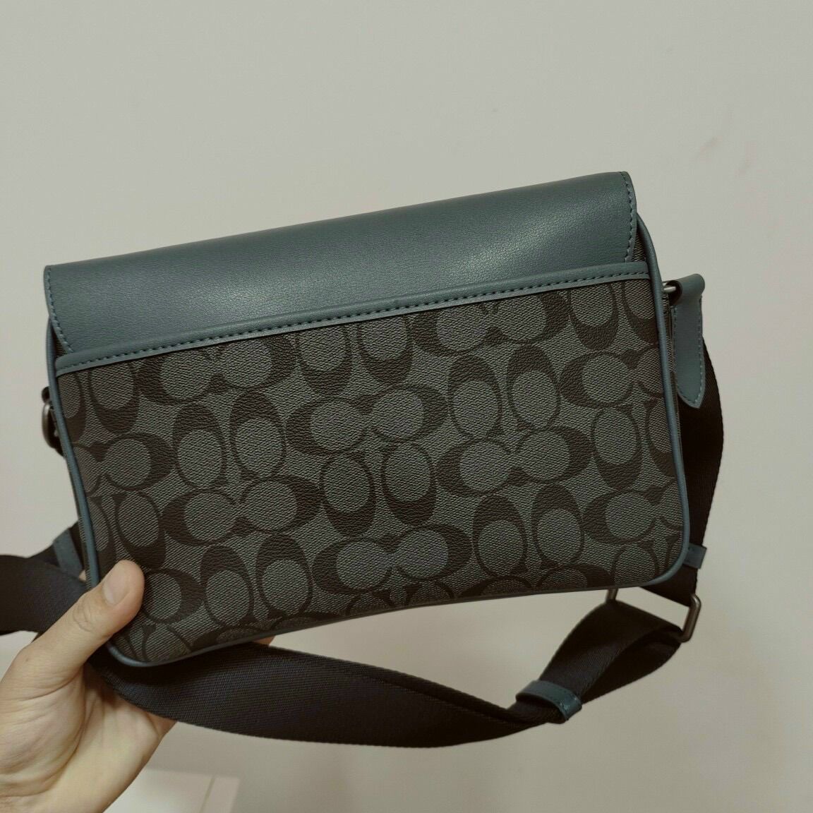 Túi đeo chéo nam Coach Track Crossbody