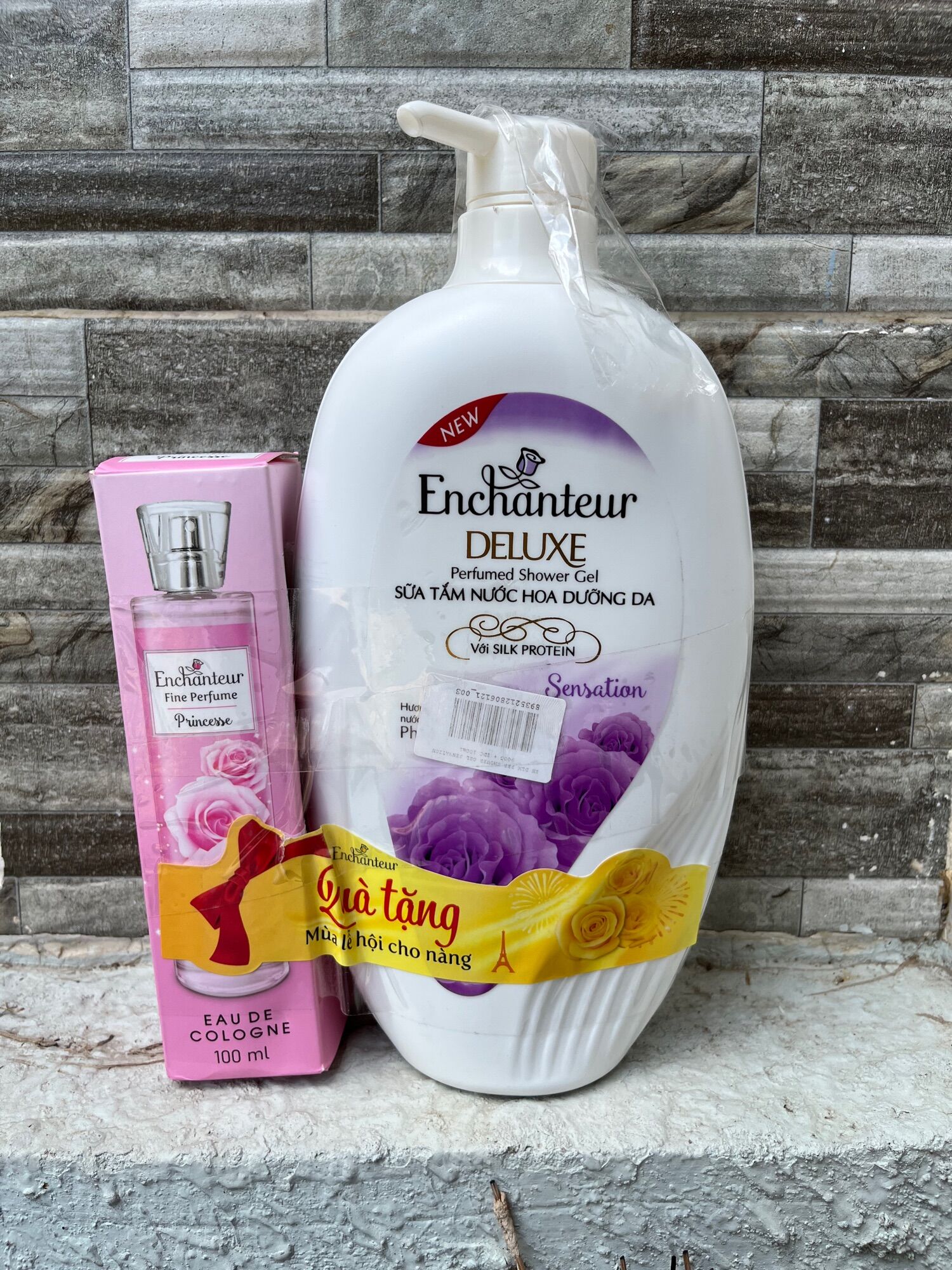 (Tặng nước hoa fullsize) Sữa tắm Enchanteur charming 900g