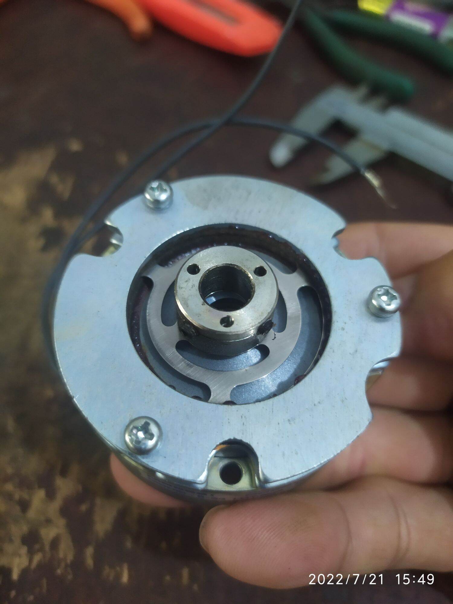 Thắng từ 90v lỗ 8mm tháo Servo