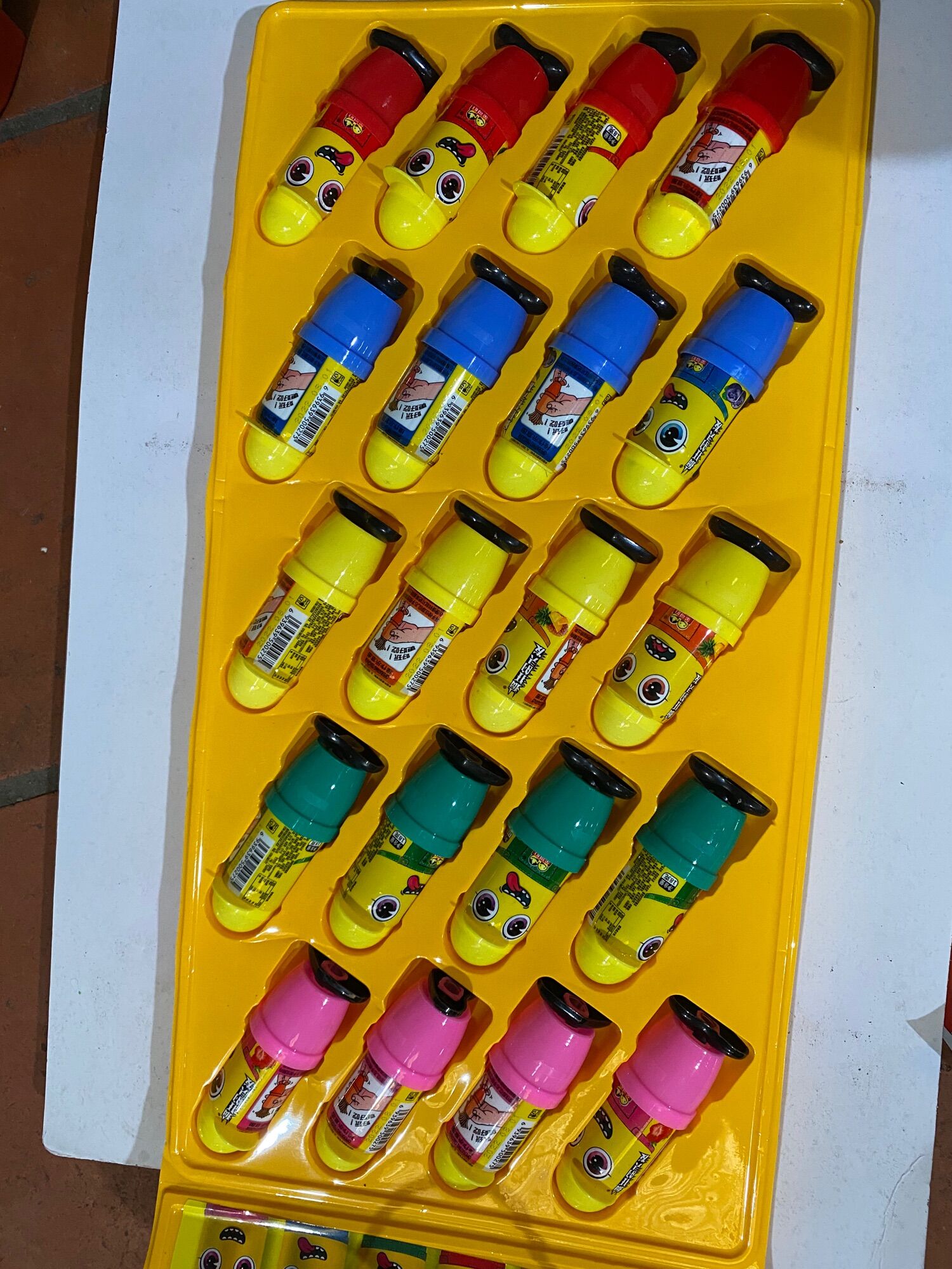 Vỉ 20 lọ kẹo dẻo đùn có dây treo