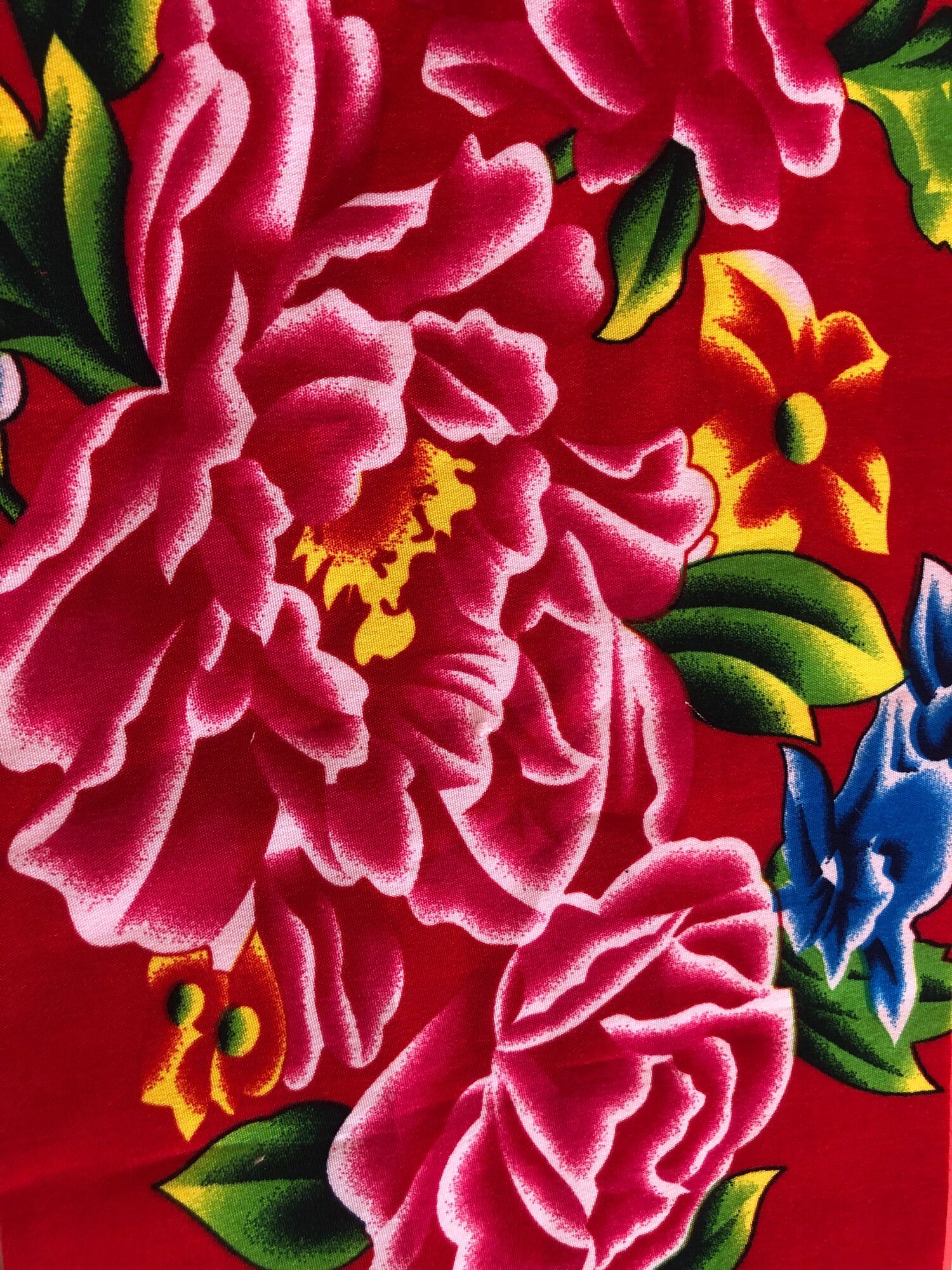 Vải con công màu đỏ.