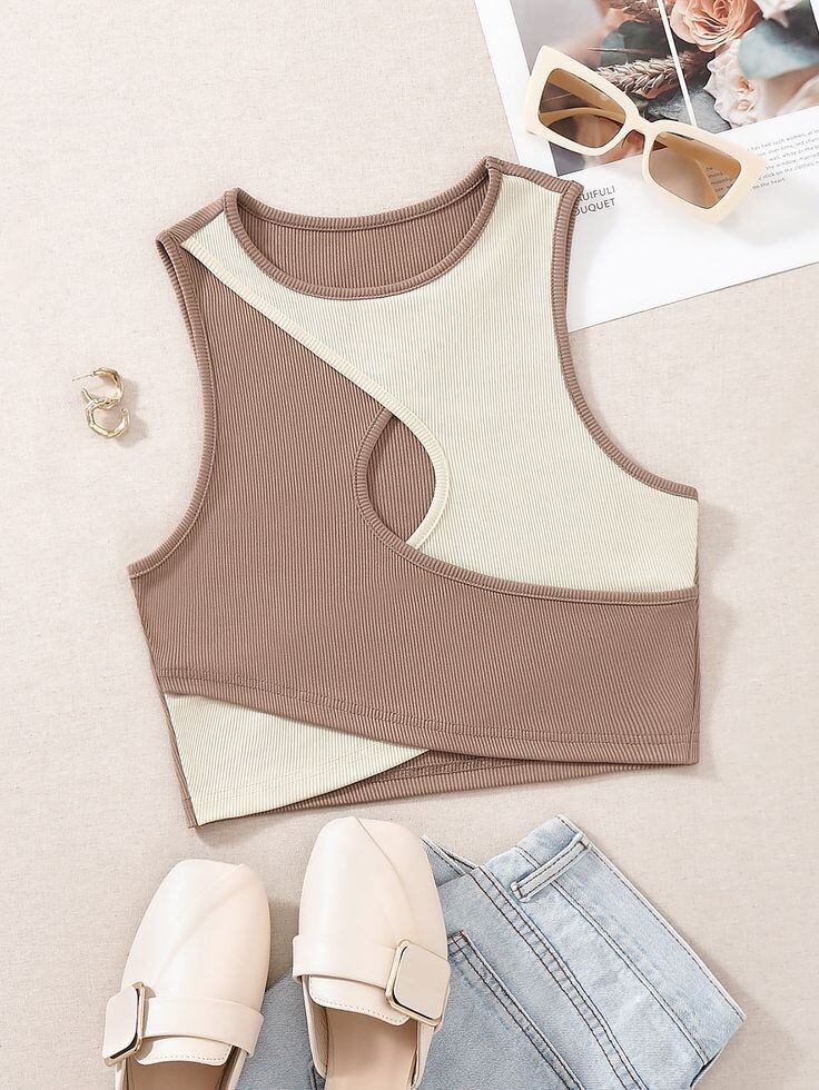 Áo croptop phối hai màu chéo
