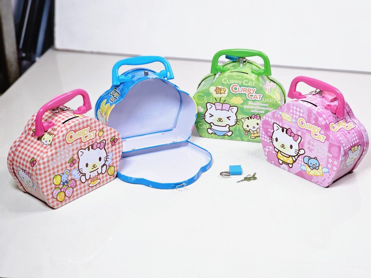 Ống heo hình Hello Kitty