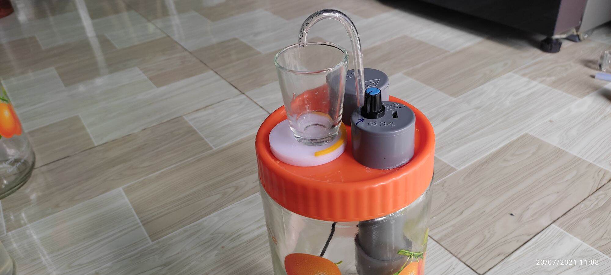 bình rót ruou 2 lít có đế để ly tự động