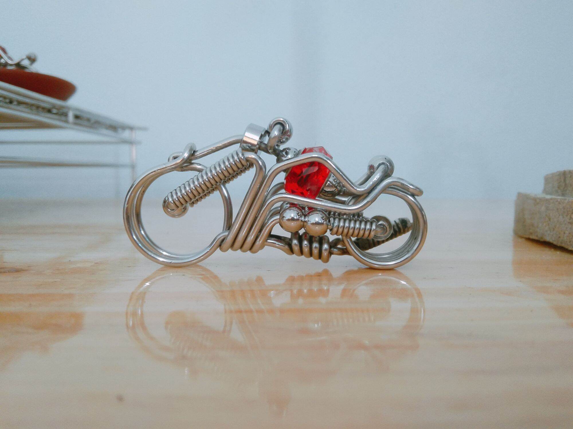 Móc khóa thủ công hình xe máy
