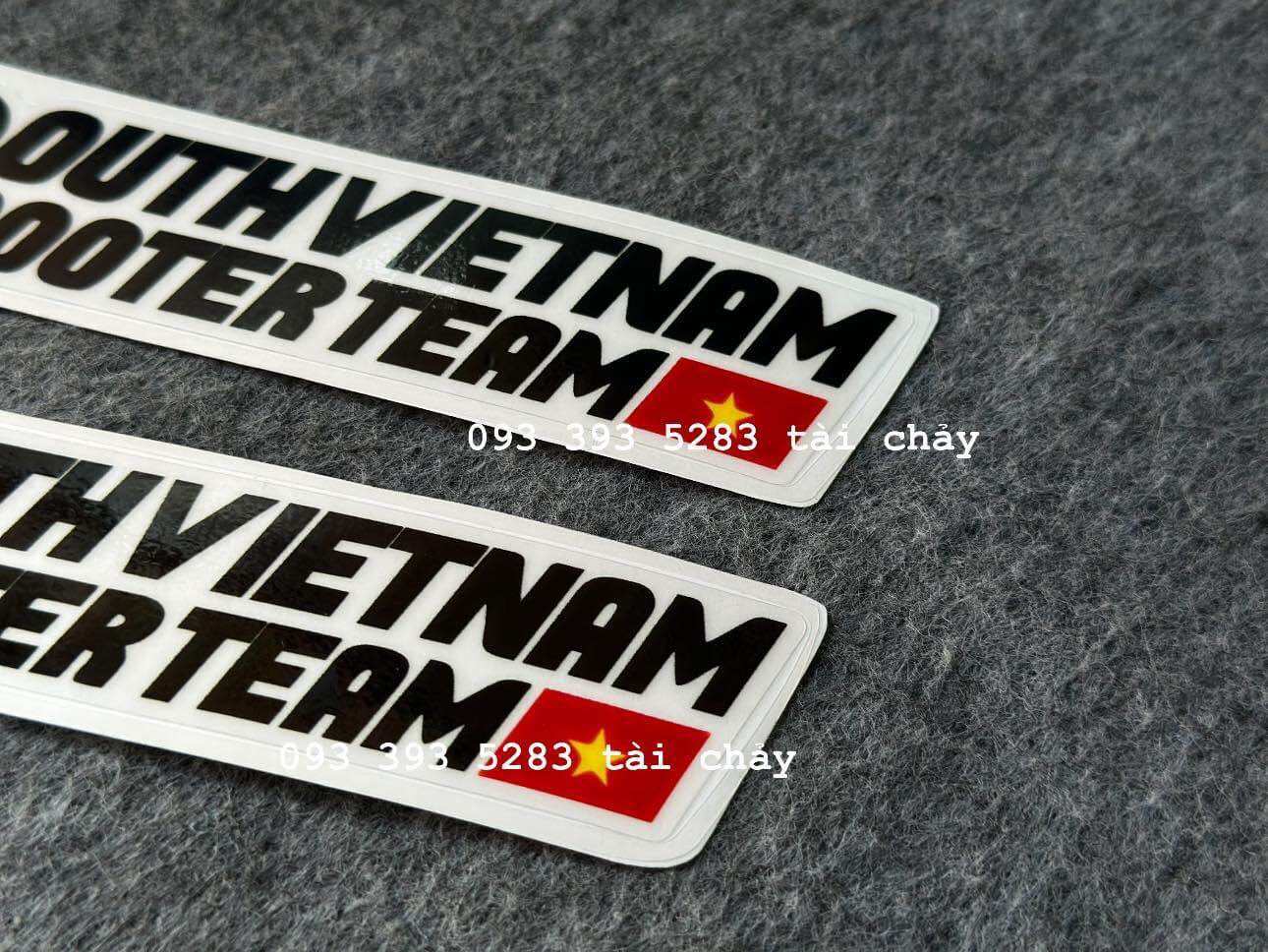[ 1 MIẾNG ] TEM DECAL DÀI 15CM CHỬ ĐEN TRONG SUỐT ( DÁN CHO XE MÀU SÁNG + TRẮNG ) ( 1 MIẾNG )