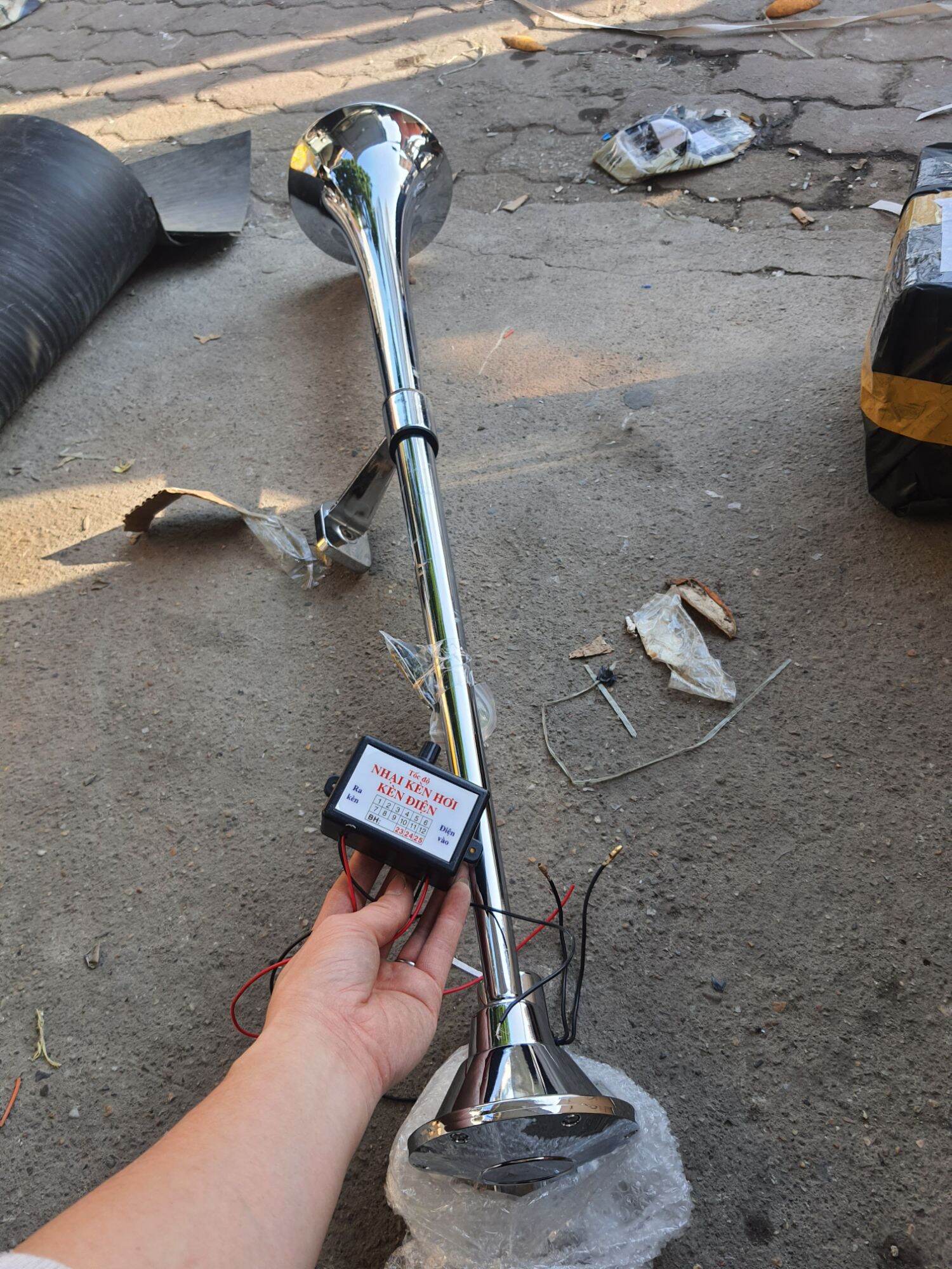 Còi hơi -kèn hơi dài 1m có nhại kèn chất lượng hoặc ko 12v , 24v có vi deo thực tế