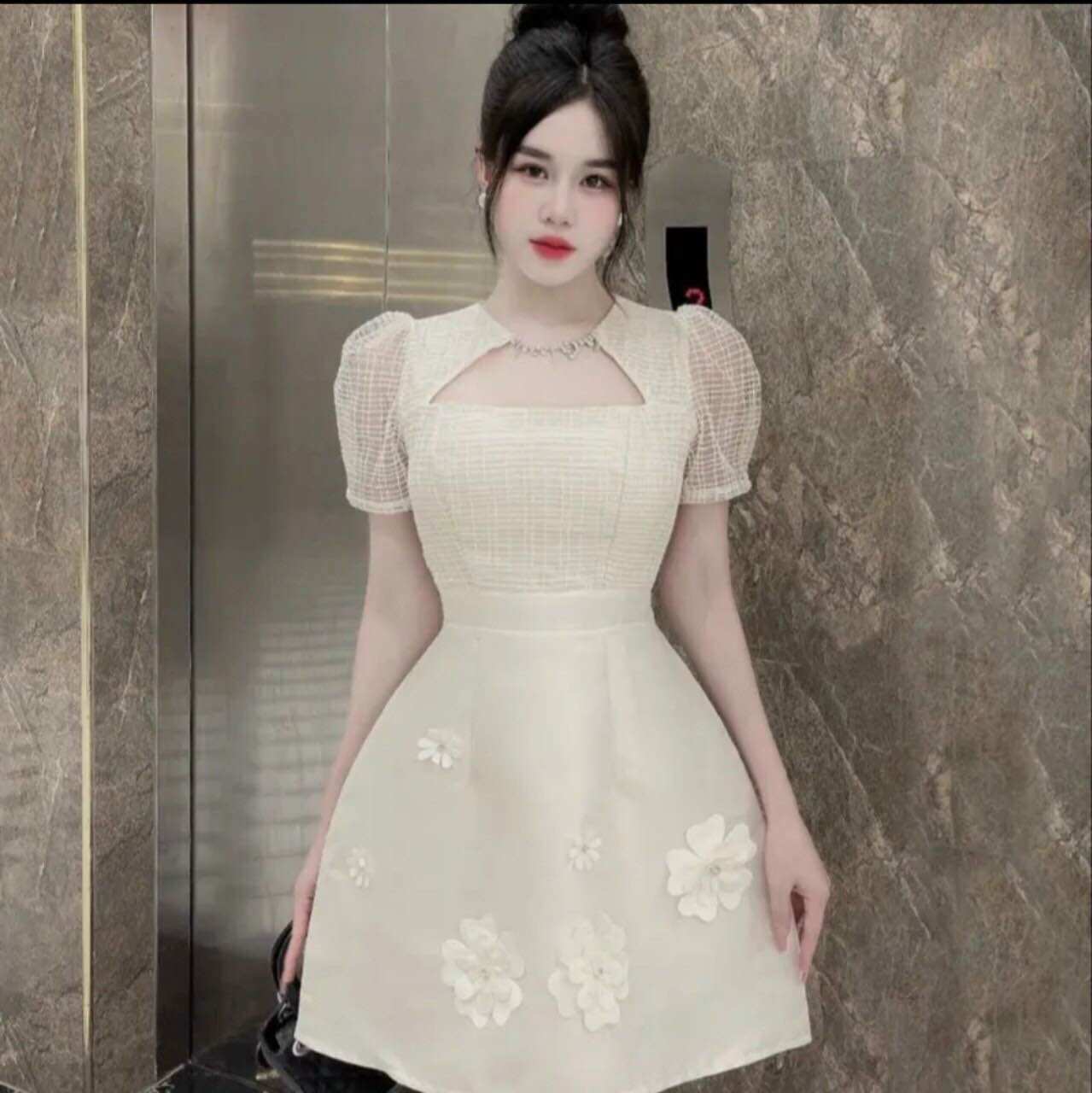 Đầm dự tiệc dáng xoè cổ đính đá siêu sang
