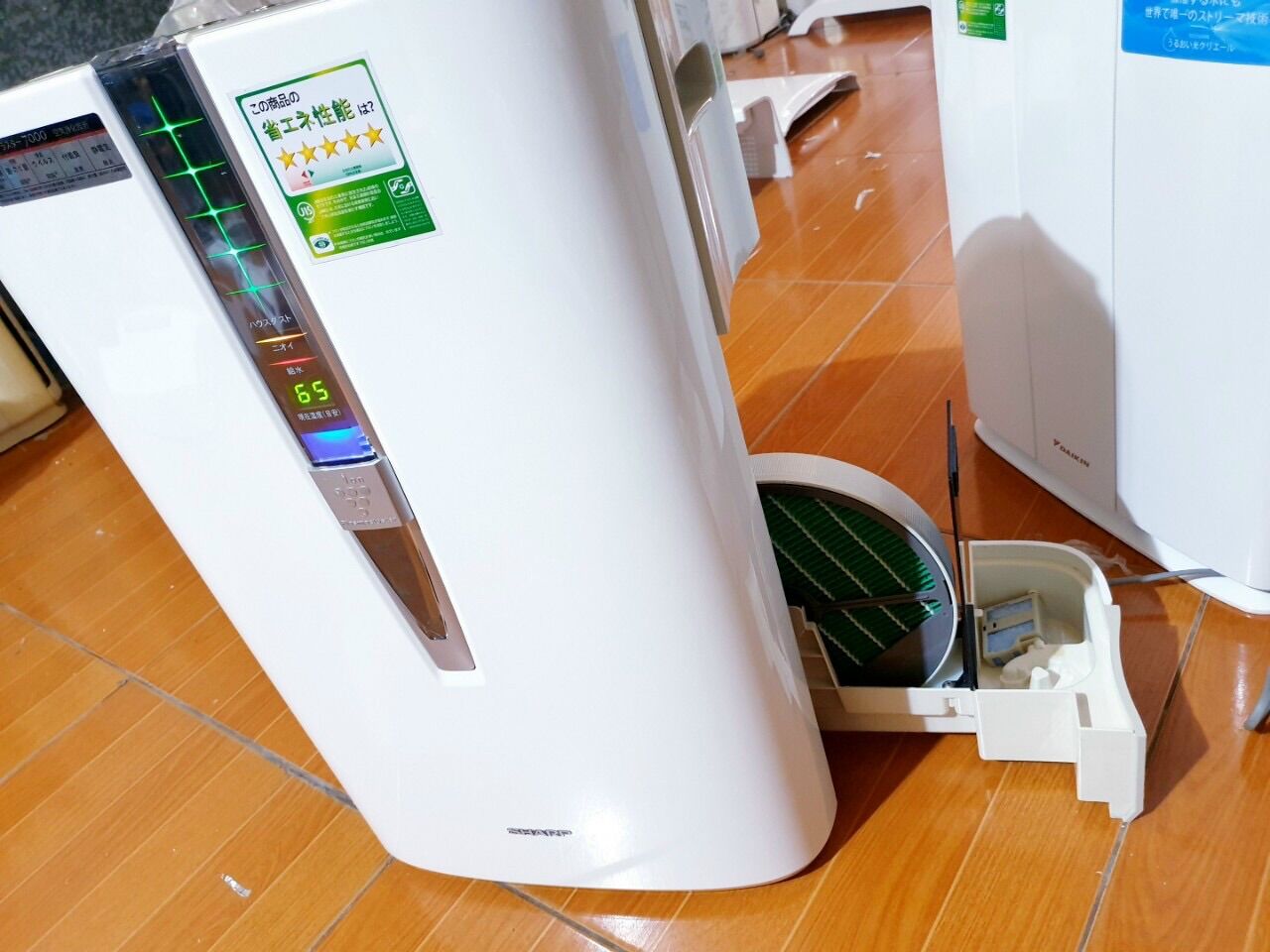 máy lọc không khí và bù ẩm Sharp KC-W65