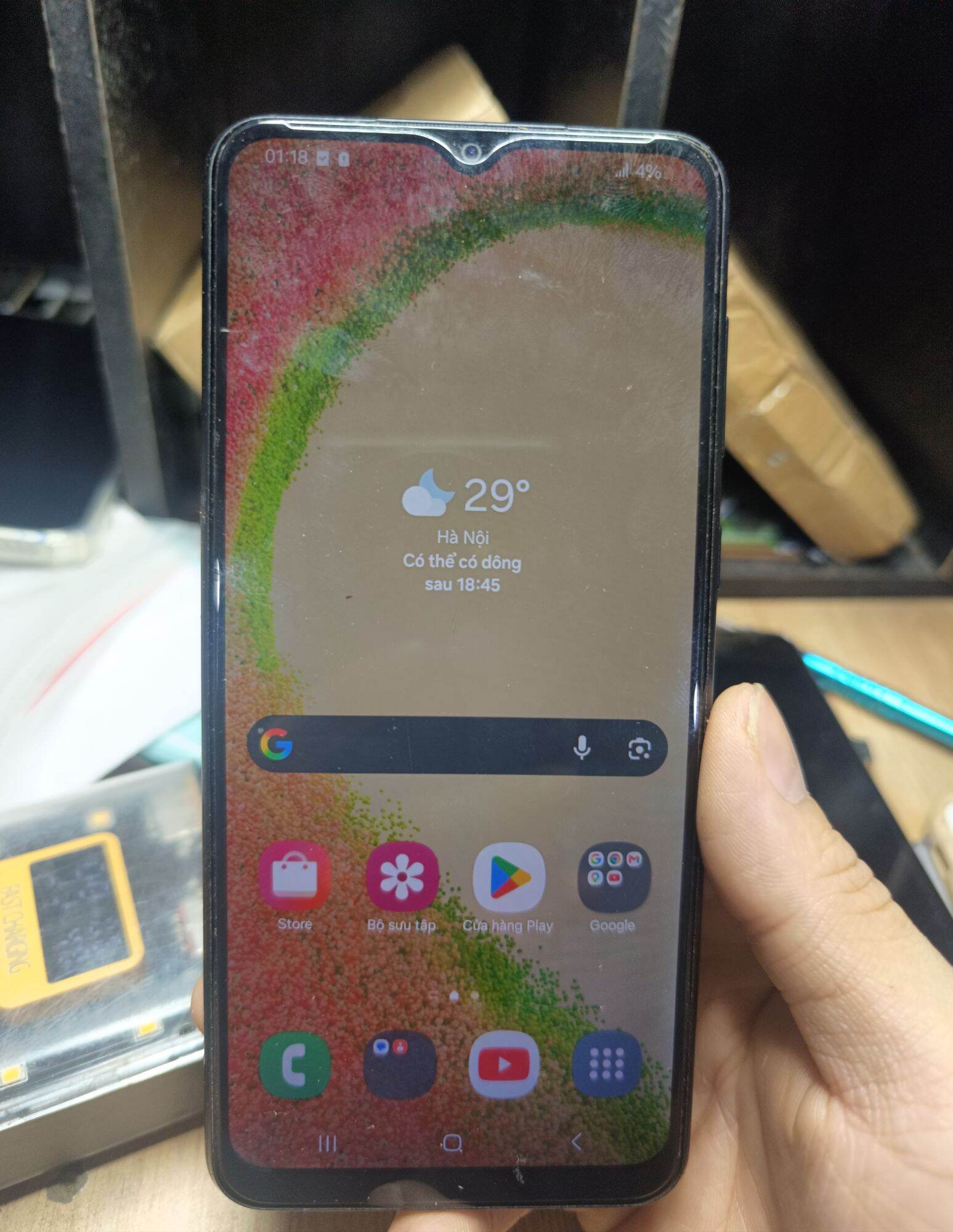 Điện thoại Samsung A04 màn hình sáng đẹp, cảm ứng mượt, pin tốt, giá rẻ.