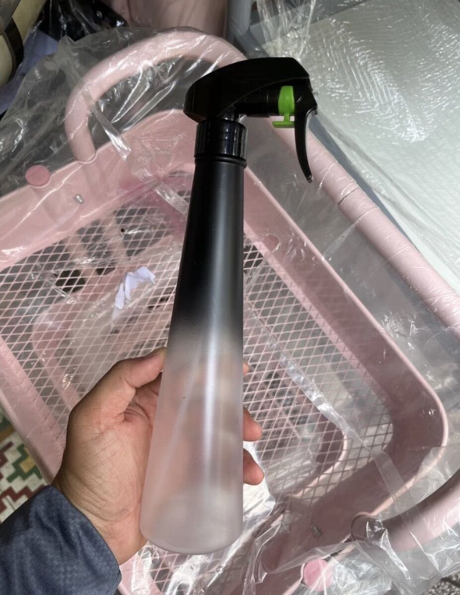 Bình xịt nước làm tóc 350ml màu đen
