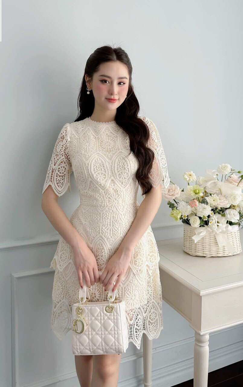 Đầm ren dự tiệc cổ tròn xinh xắn
