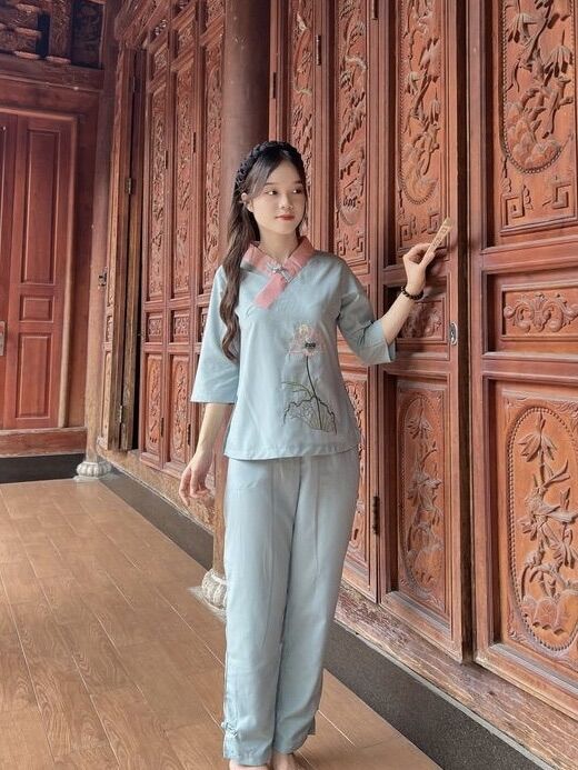 Đồ lam 1 nút kate thêu hoa nữ