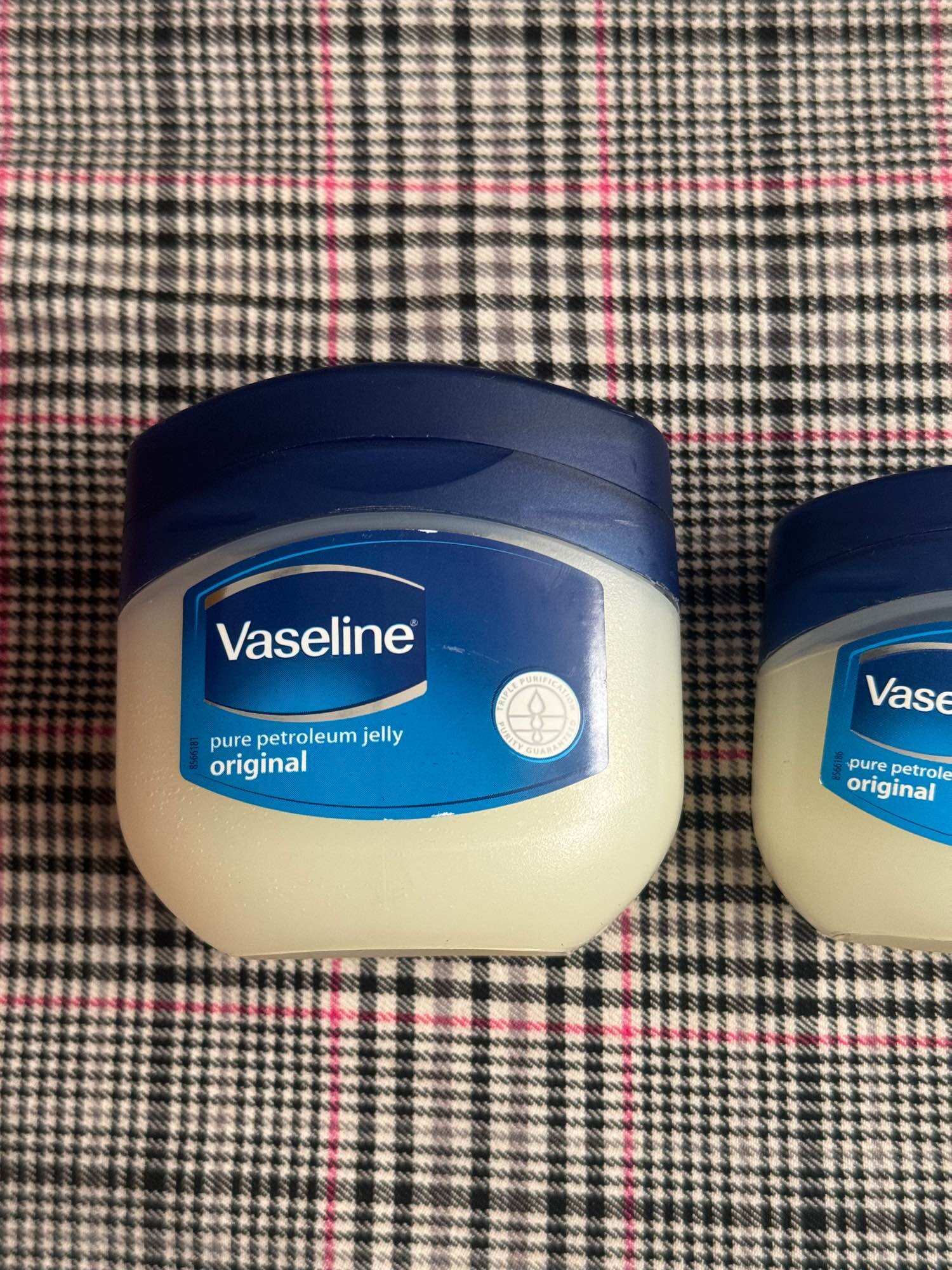 Sáp dưỡng ẩm giảm thâm dạng hủ Vaseline 49g