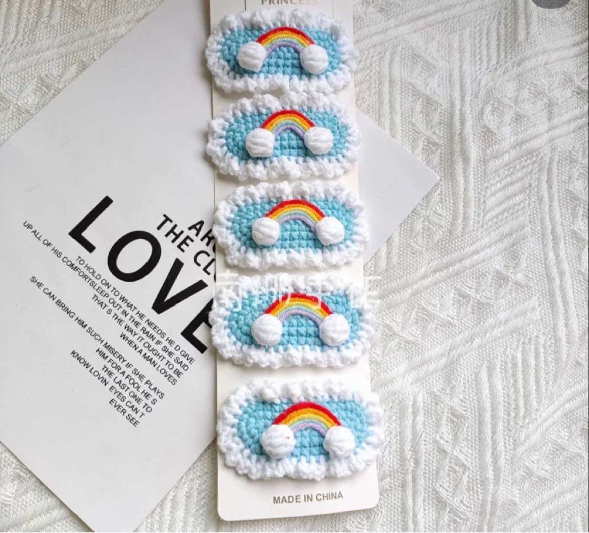 Kẹp tóc cầu vồng bằng len handmade