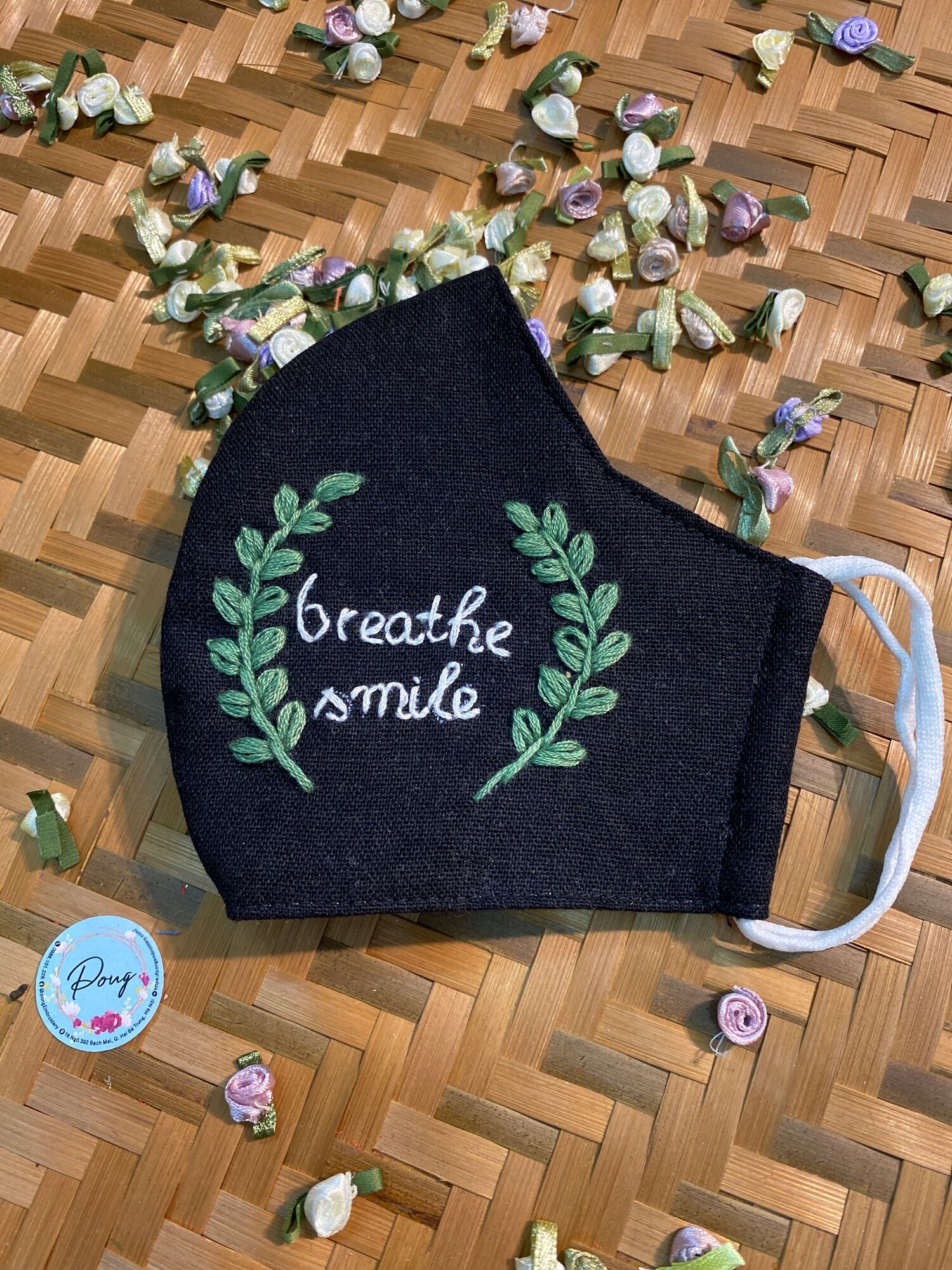 Khẩu trang thêu tay vải linen