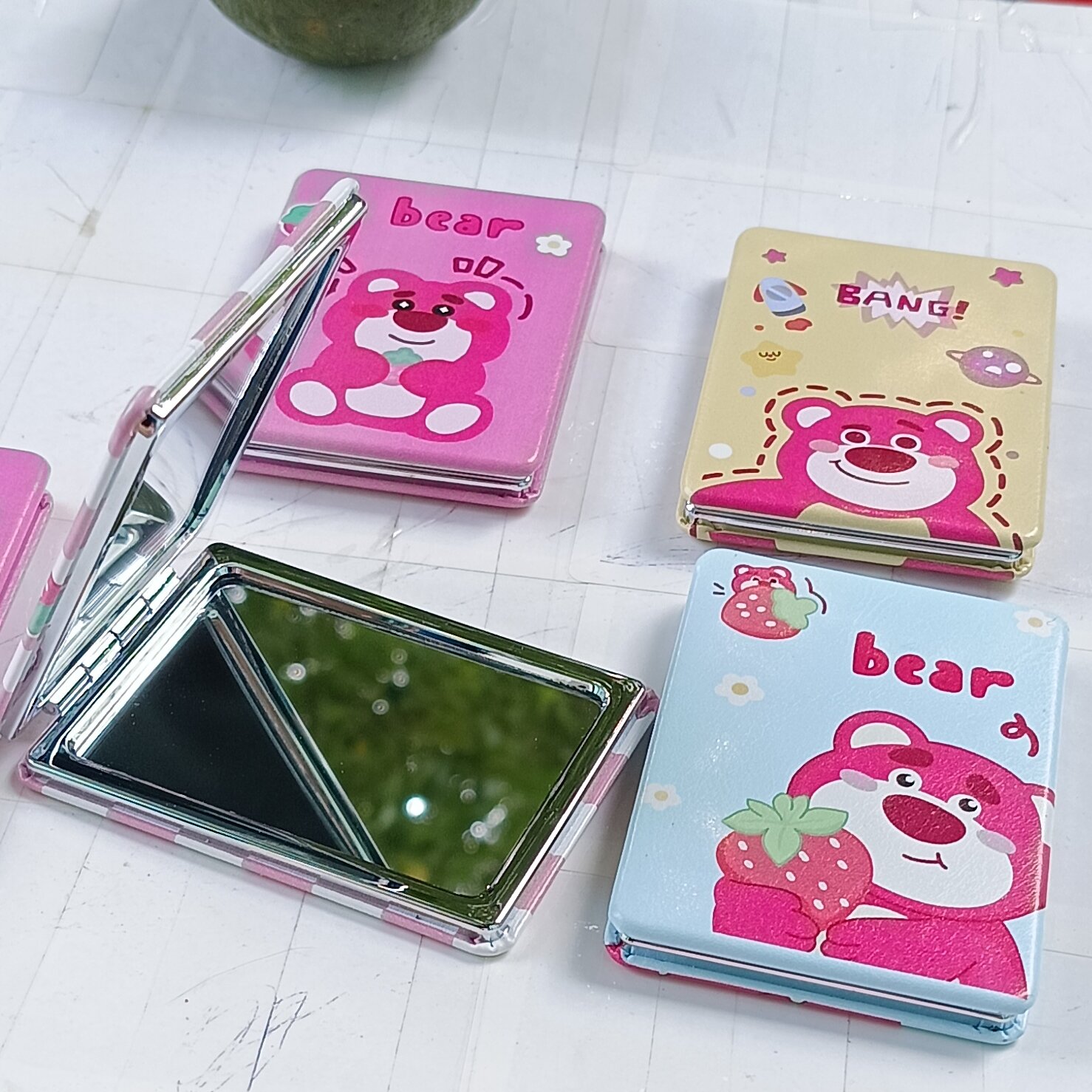 Gương mini cầm tay bỏ túi dạng gập tiện lợi