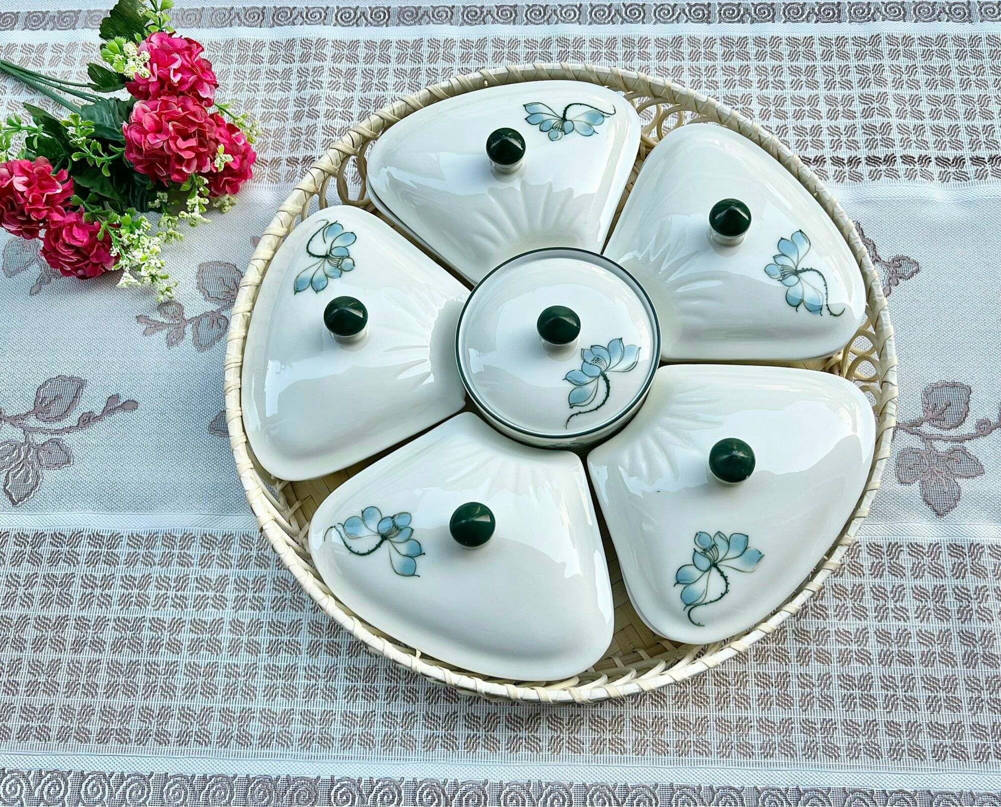 Khay mứt Tết. Gốm sứ Bát Tràng.