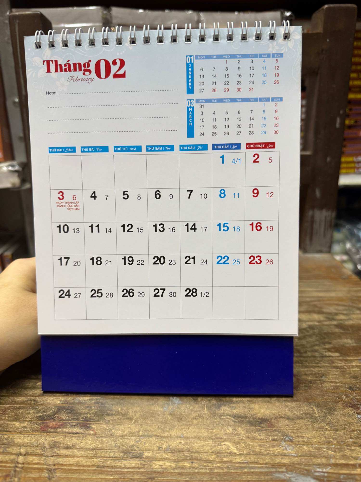 Lịch bàn 2025 chữ A đứng bất kỳ