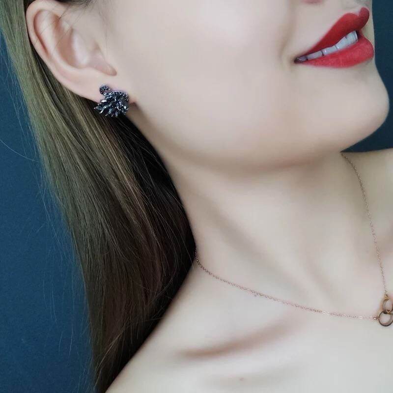 Bông tai thiên nga đính đá 2 màu đen, trắng
