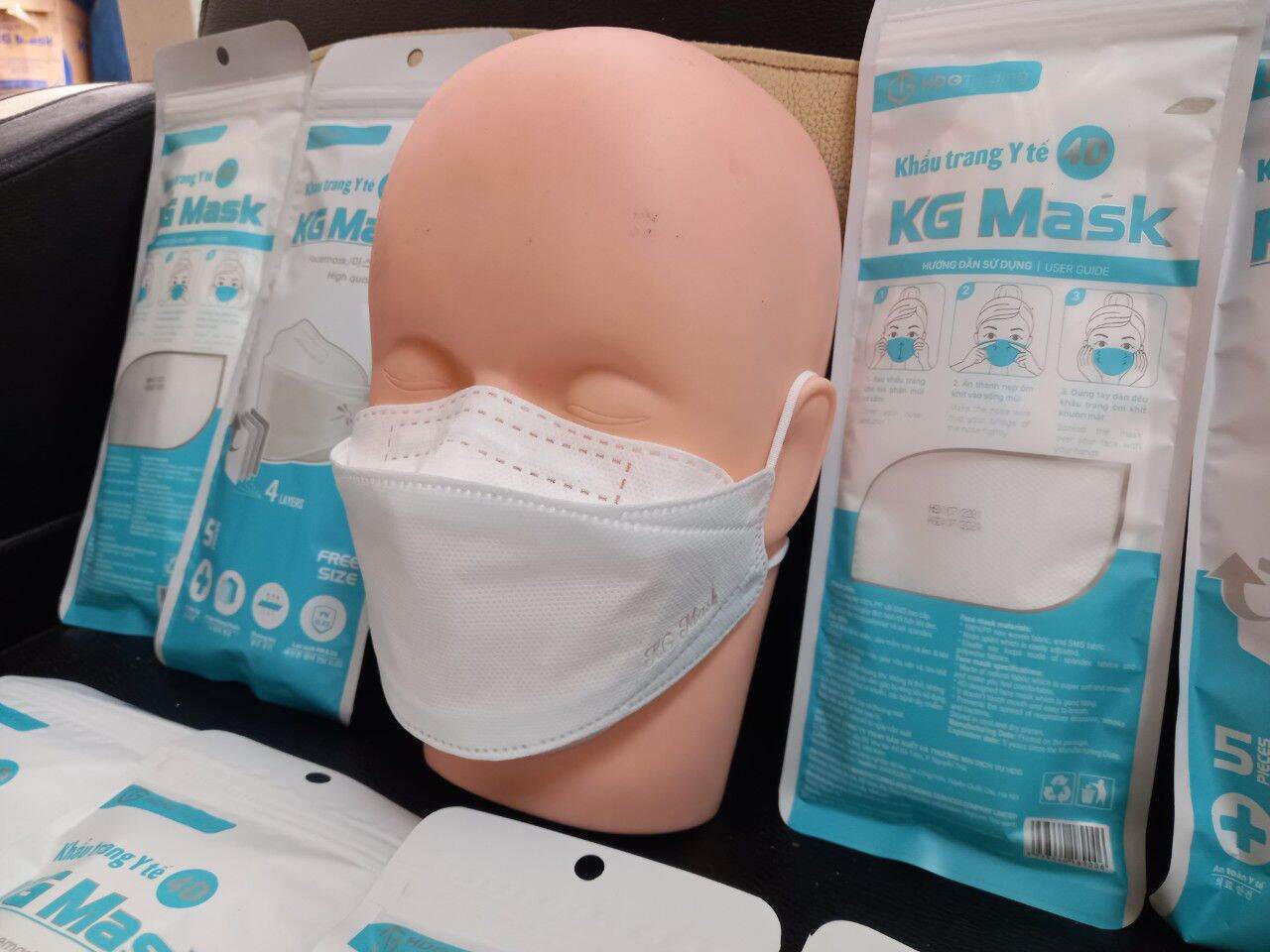 Khẩu trang 4D KG Mask KF94.➩Quy cách đóng gói : 1 túi 5 chiếc
➩Mô tả sản phẩm 
✔ 1 lớp giấy lọc kháng khuẩn, 3 lớp vải SMS kháng khuẩn 
✔ Ngăn chặn khói bụi, vi khuẩn, bảo vệ hệ hô hấp.

✔ Chất liệu vải không dệt tự nhiên, mềm mịn, không thấm nước.