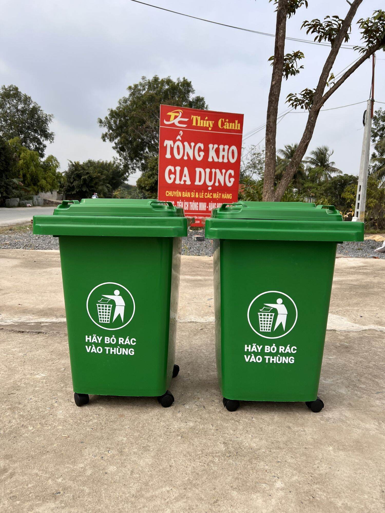 Thùng rác công cộng 60l có nắp đậy kín và có 4 bánh xe di chuyển tiện lợi.thùng rác xanh 60l công cộng,thùng rác xanh hdpe,thùng rác nhựa công cộng,thùng rác công cộng 60l,thùng rác 60l có bánh xe