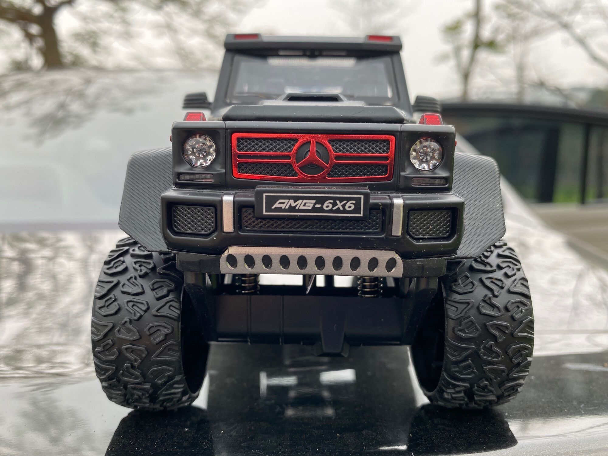 Xe mô hình thể thao Mercedes G63 6x6 màu đen tỉ lệ 1:22