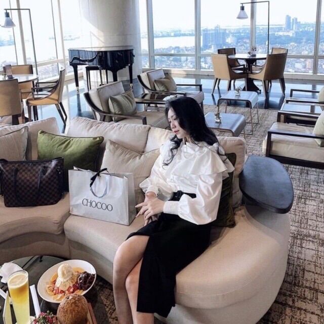 Áo sơ mi trắng cổ trụ bèo tầng