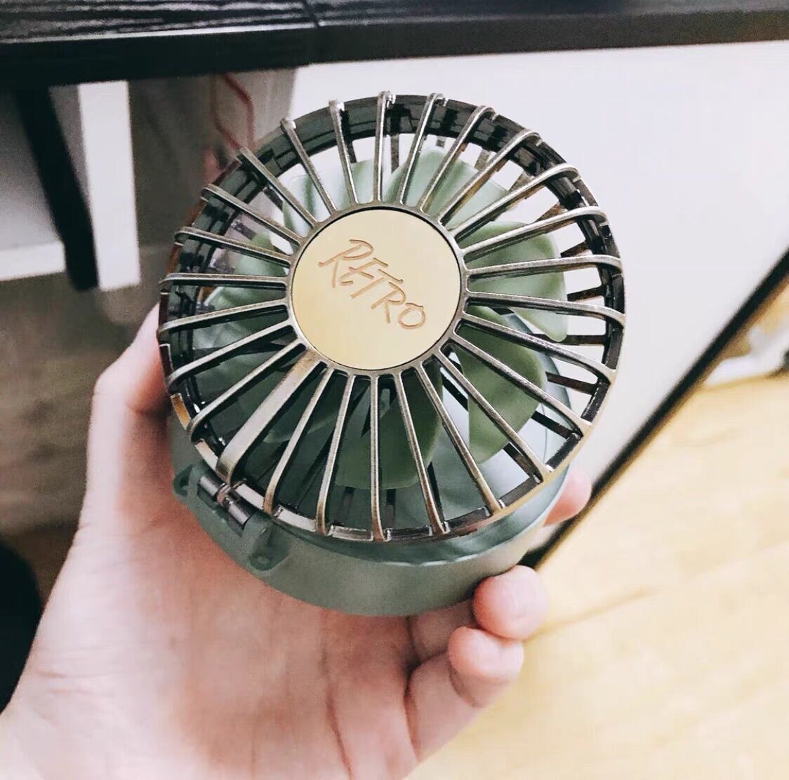 Quạt để bàn có đèn LED phong cách retro