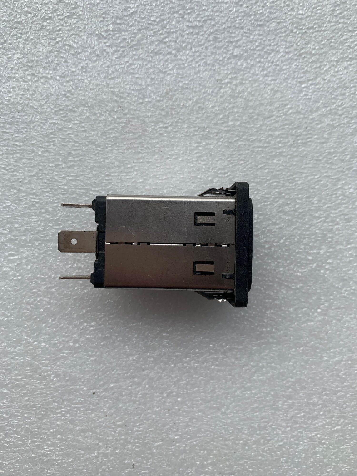 Đui cắm lọc điện Thụy sĩ 15A