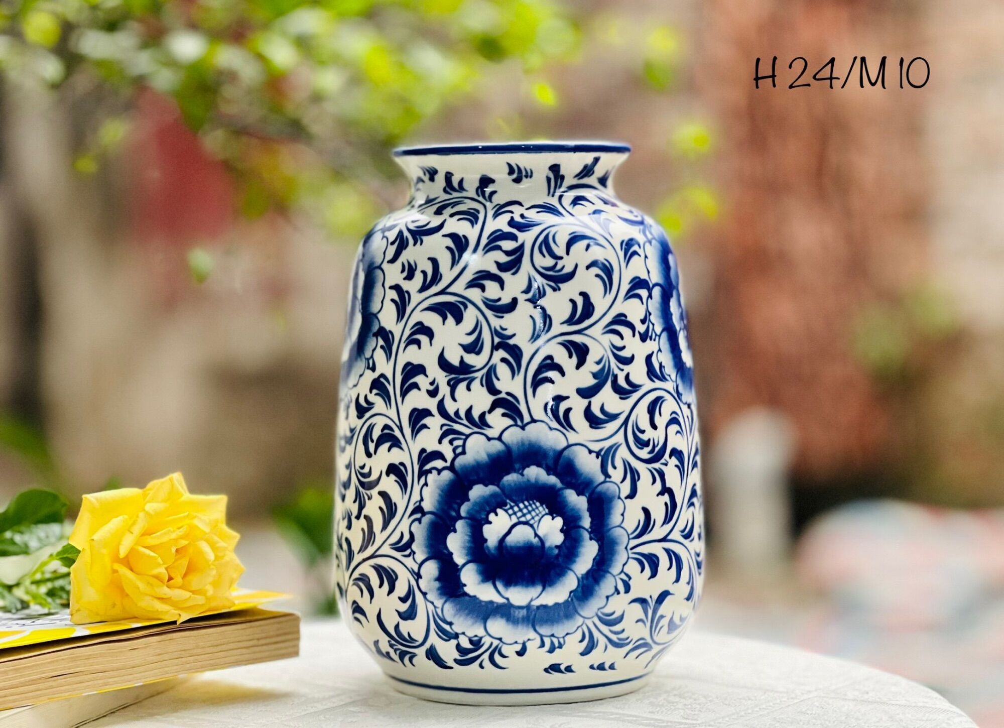 Bình cắm hoa men lam, vẽ thủ công. Gốm sứ Bát Tràng.