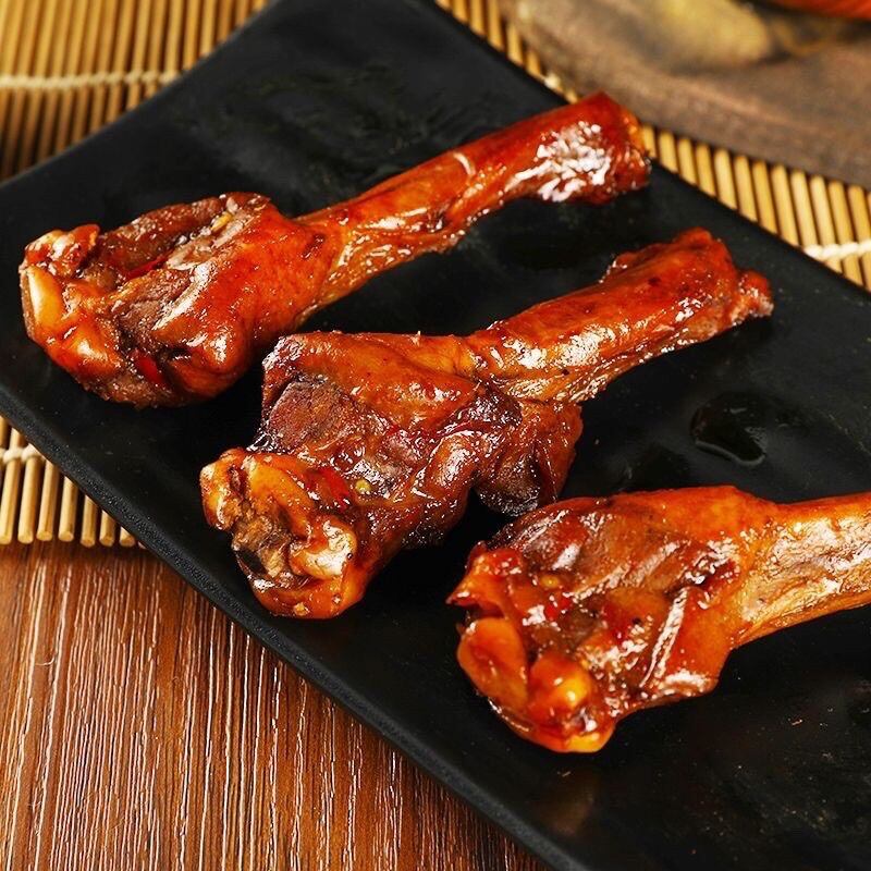 1 chiếc đùi vịt cay dacheng thơm ngon