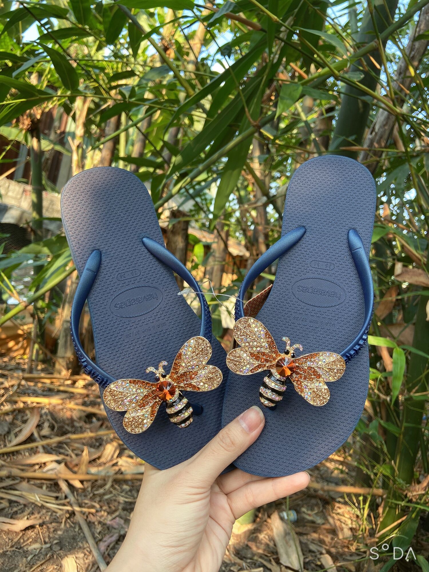 Havaianas kèm charm ong chúa