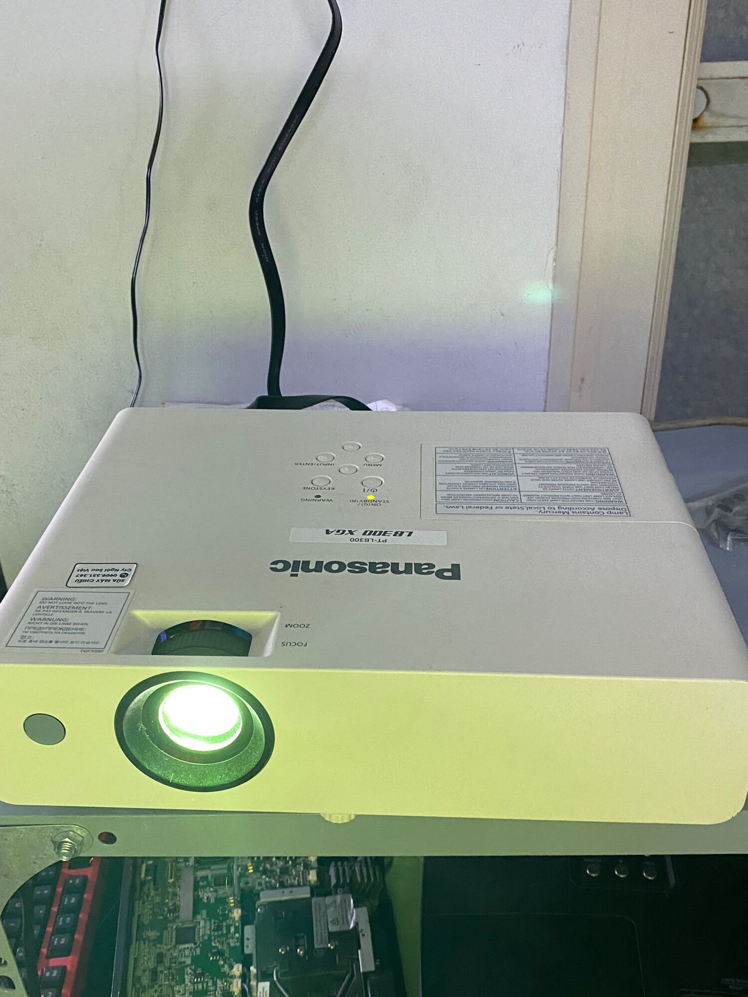 Máy chiếu dạy học Panasonic PT-LB300